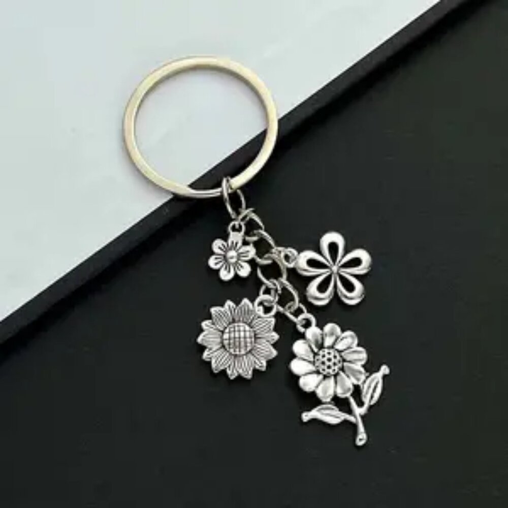 1pc.  Daisies - Keychain -  NEW